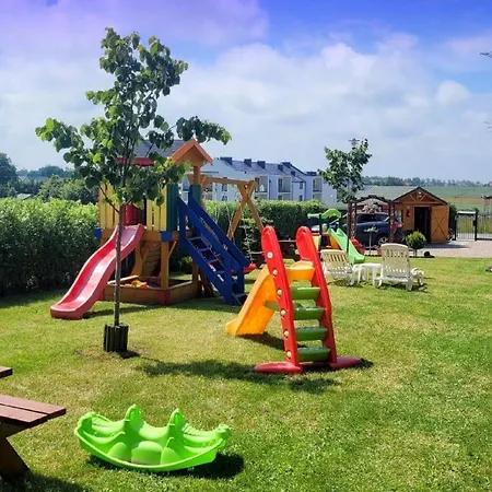 Holzhaus In Mit Grill Und Garten